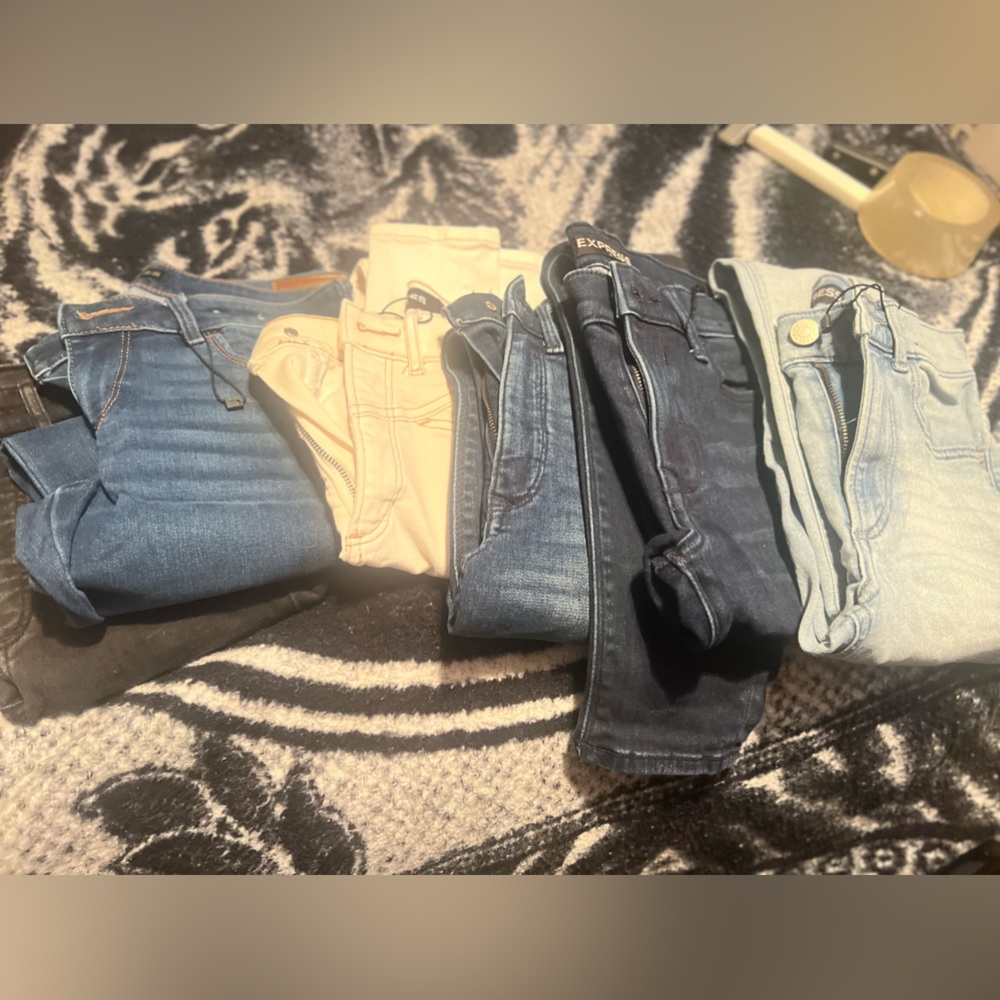 5 Jeans 👖 white, light blue , navy blue and 2 blue .